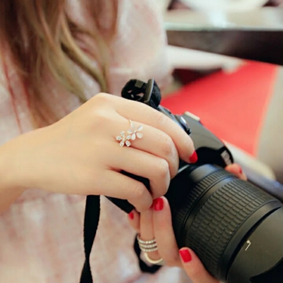 Dainty Daisy Ring  - Adjustable - ⭐⭐⭐⭐⭐ - Picture 5 of 12